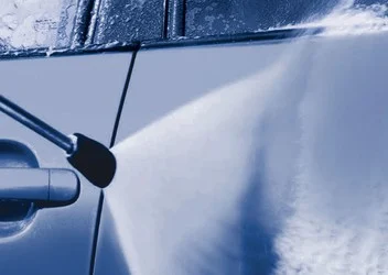 Αμάξι το οποίο ψεκάζεται με επαγγελματικό χημικό