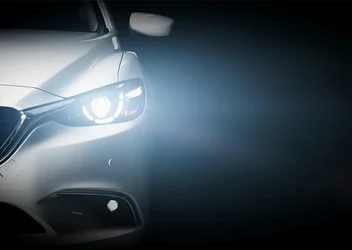 Μισό αυτοκίνητο με ανοιχτό φως