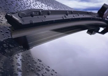 Υαλοκαθαριστήρας σε βρεγμένο τζάμι